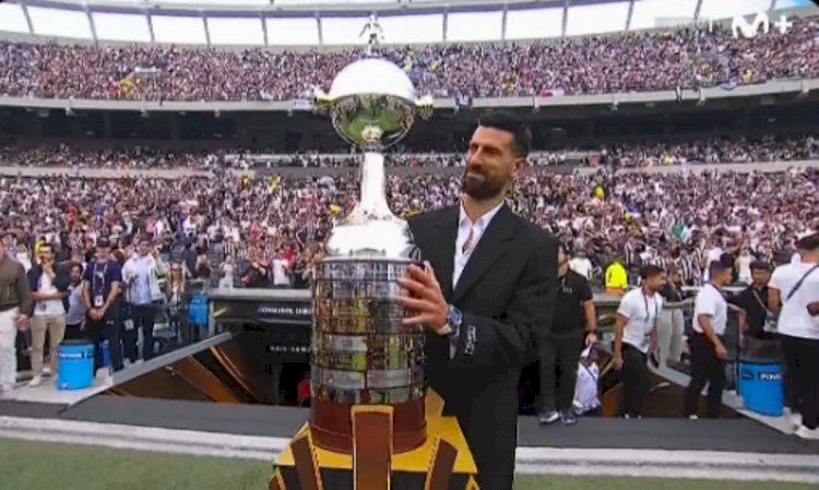 Novak Djokovic entra com a taça da Copa Libertadores na final em Buenos Aires