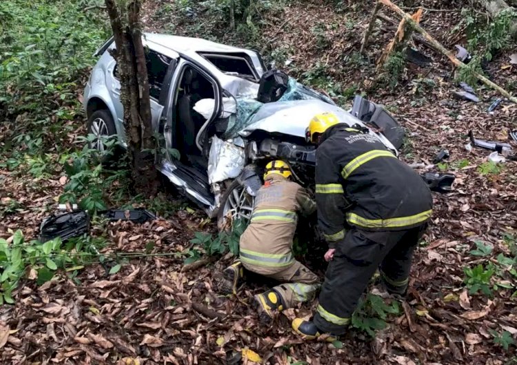 Carro capota, bate em árvore e deixa quatro pessoas feridas na MG-353