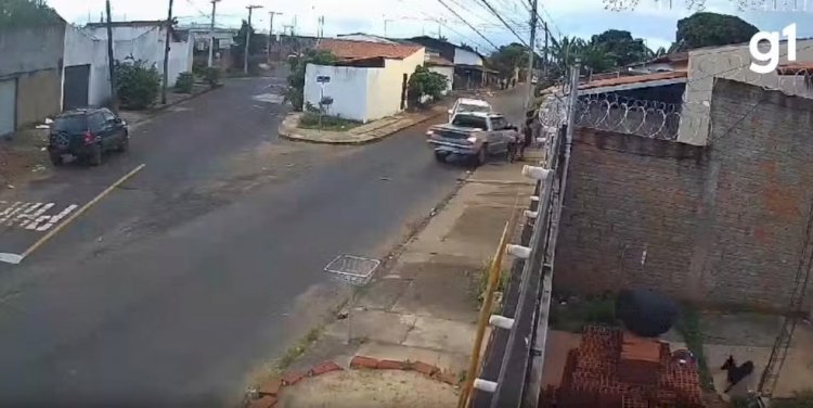 VÍDEO: Motorista com sinais de embriaguez bate em caminhonete estacionada e criança fica ferida em Araguari