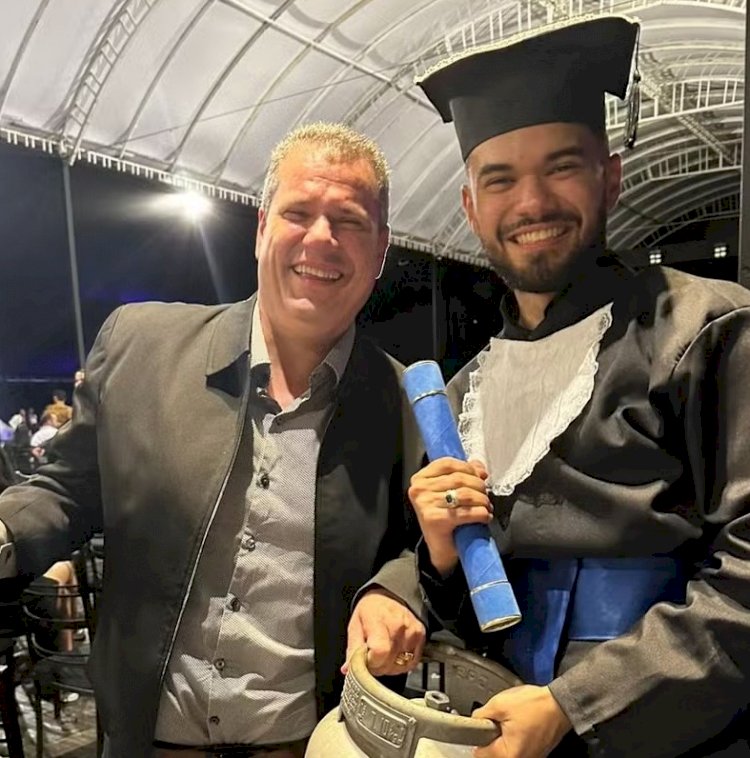 VÍDEO: estudante leva botijão de gás a formatura para homenagear o pai