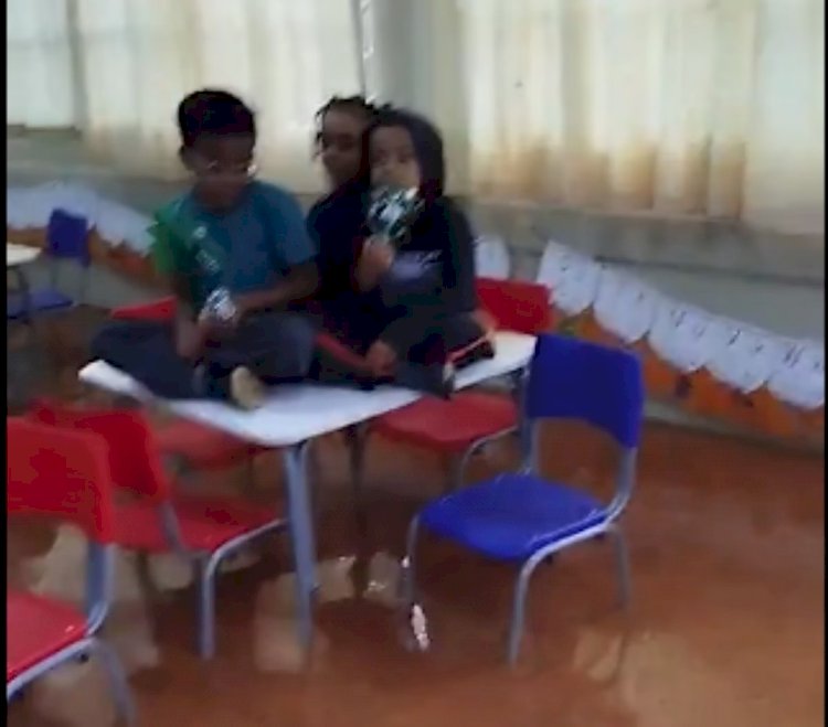 Vídeo: Temporal alaga escola e crianças sobem em mesas para fugir da água em Minas