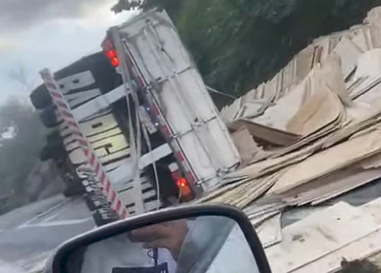 Carreta tomba na BR-381 e motoristas enfrentam 7 km de lentidão em Itaguara