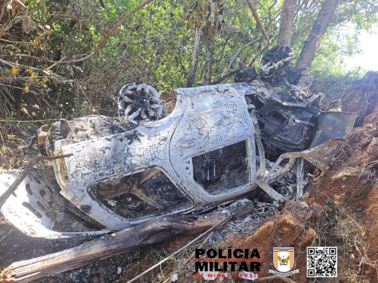 Jovens morrem após carro capotar e pegar fogo na BR-352, em Abaeté