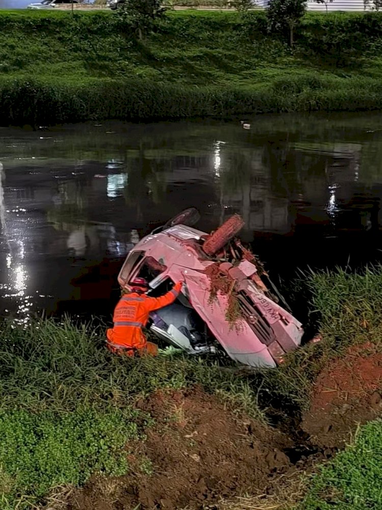 Carro com criança de 6 anos e outros passageiros cai nas margens do Rio Paraibuna, em Juiz de Fora