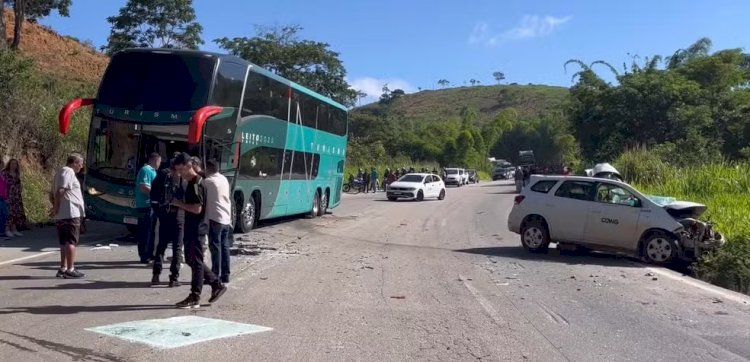 Carro da Cemig bate de frente com ônibus e motorista morre na BR-116