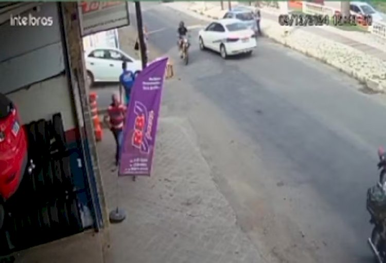 VÍDEO: Carro descontrolado desce rua e atinge motociclista ‘em cheio’