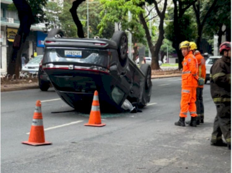 Carro capota e deixa trânsito complicado na região da Savassi