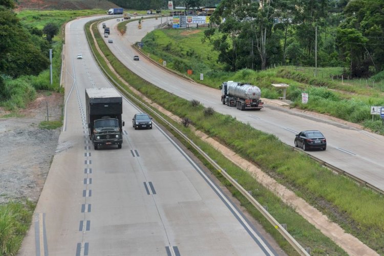 Acidente entre ônibus e carreta na BR-381 deixa mulher presa às ferragens