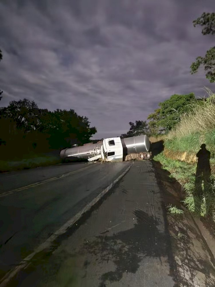 Tombamento de caminhão tanque carregado com 40 mil litros de álcool deixa BR-365 totalmente interditada em Jequitaí; já são mais de 14 horas de interdição