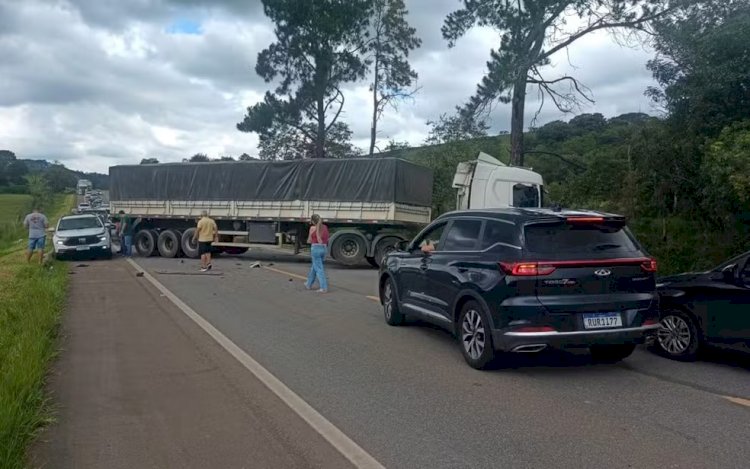 Homem morre depois de bater carro de frente com caminhão na BR-267 em Baependi, MG