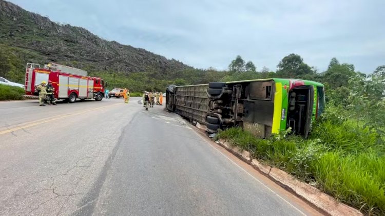 Ônibus tomba na BR 356, em Itabirito, e 16 pessoas ficam feridas