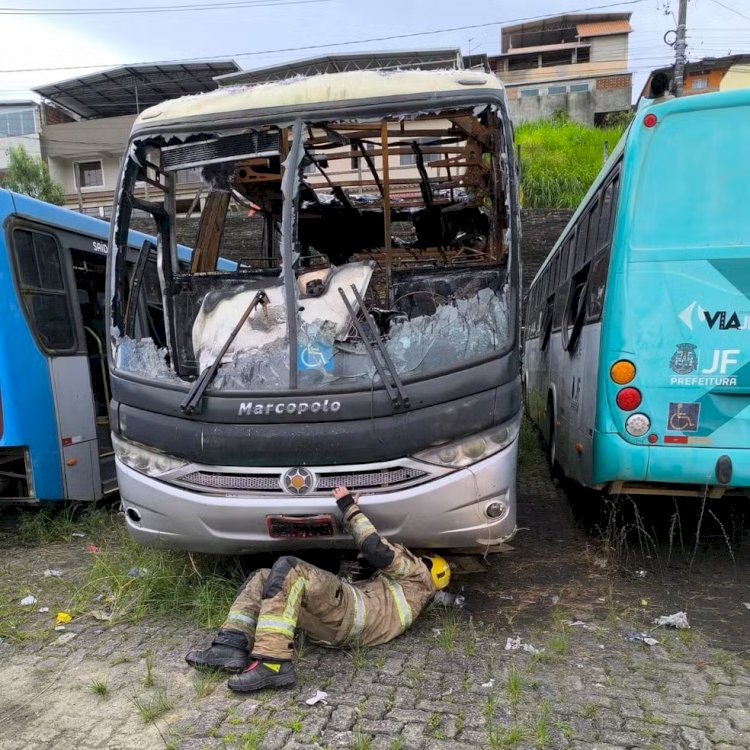 Homem é resgatado após ficar preso debaixo de ônibus em garagem de empresa em Juiz de Fora; VÍDEO