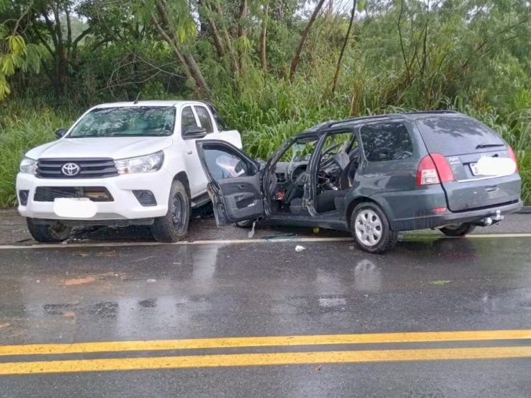 Motorista morre e duas passageiras ficam feridas após batida entre carro e caminhonete na BR-354, em Formiga