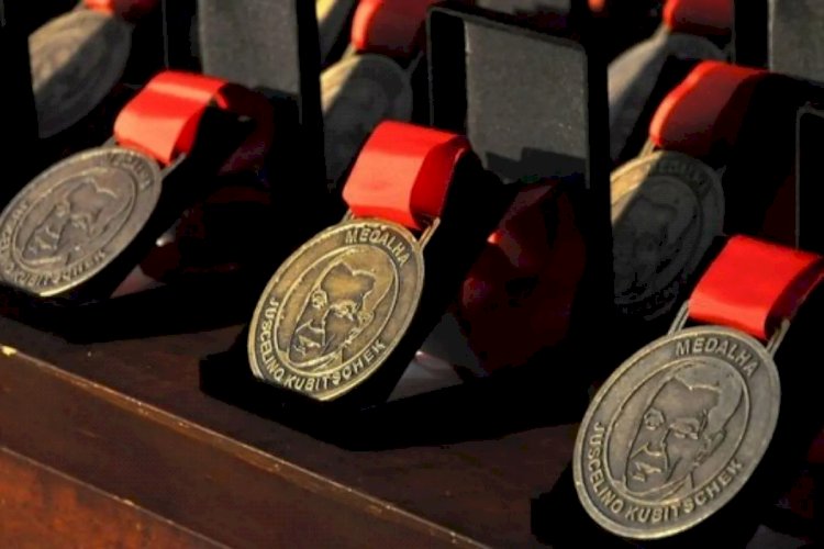 UFJF celebra 64 anos com entrega da Medalha JK a personalidades da instituição; veja lista