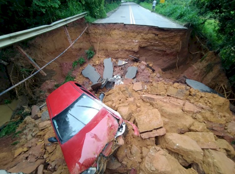 Três pessoas morrem após cratera engolir dois carros em rodovia de Minas Gerais