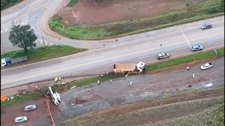 Vítimas de acidente na BR-040 removiam cones de obra quando carreta os atingiu