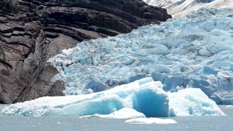 Maior e mais antigo iceberg do mundo se desprende e fica à deriva no mar