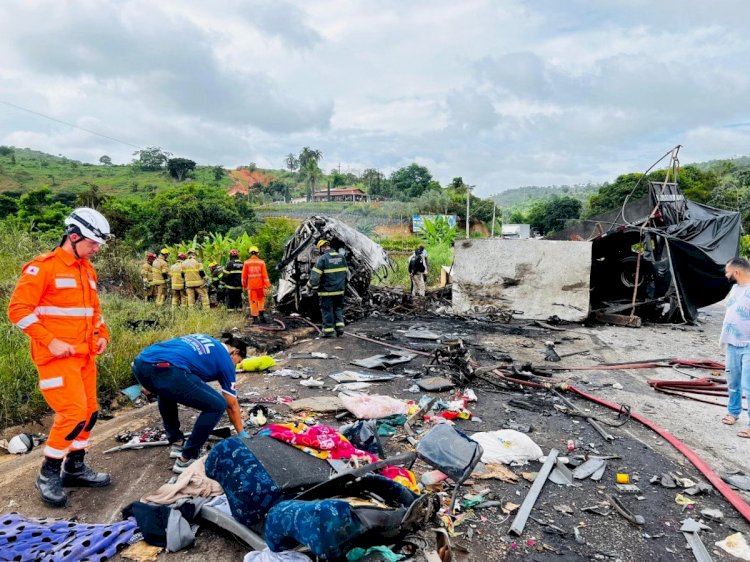 Mais de 30 pessoas morrem em grave acidente na BR-116 após ônibus bater e pegar fogo