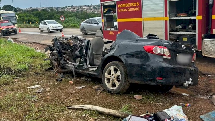 Quatro pessoas da mesma família morrem em acidente entre carro e carreta na BR-040, em Paracatu