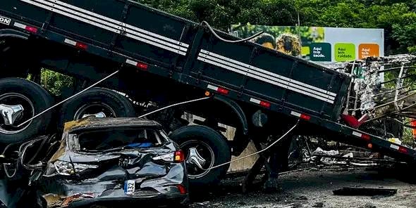 Polícia busca motorista de carreta que se envolveu em acidente em MG