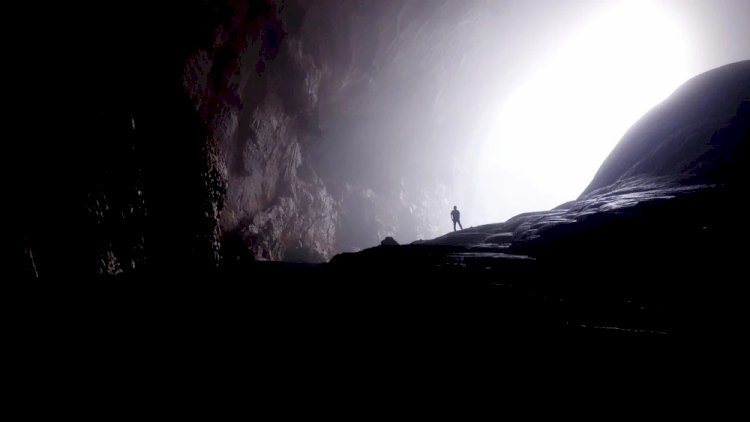 Pesquisadora é resgatada de caverna após ficar presa por quatro dias na Itália