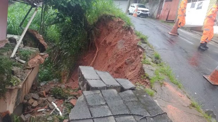 Barranco desaba, causa queda de muro e atinge casa em Juiz de Fora