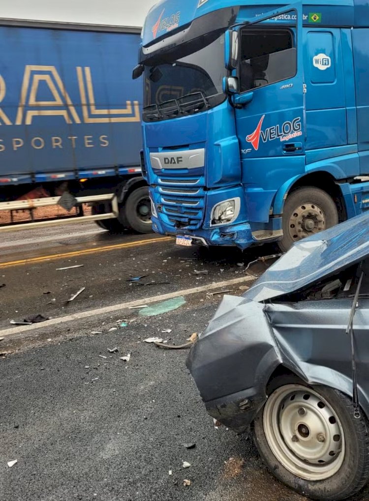 Acidente entre carro e carreta mata idoso na BR-135, em Montes Claros