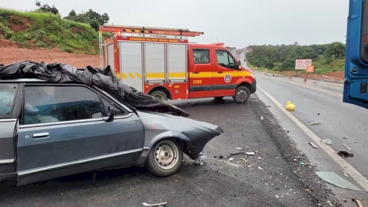 Acidente entre carro e carreta mata idoso na BR-135, em Montes Claros