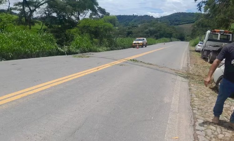 Motorista dorme ao volante e carro cai de abismo em rodovia de MG; passageiro morreu