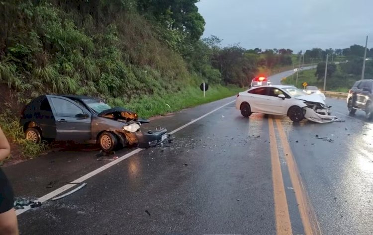 Batida frontal entre dois carros deixa três pessoas feridas na MG-050, em Itaúna