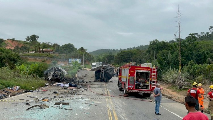 Motorista de carreta que se envolveu em acidente com 41 mortos na BR-116 se entrega à polícia