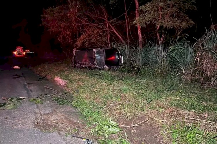 Motorista morre após ser arremessado para fora do carro durante capotamento em rodovia de MG