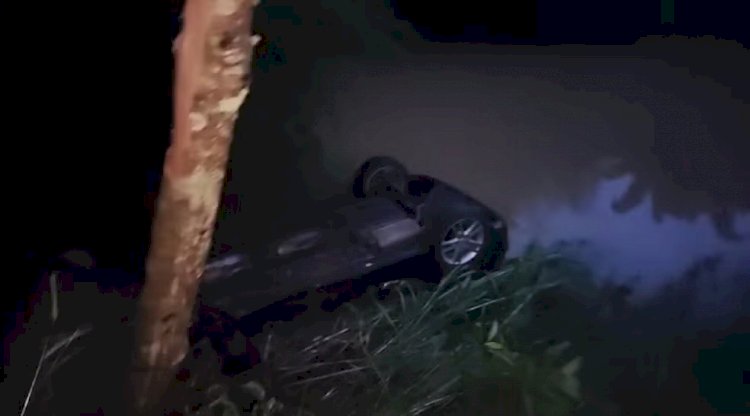 Homem, mulher e criança morrem após carro cair em açude em MG; vídeo mostra veículo submerso