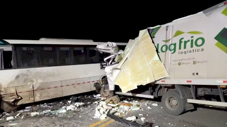 Acidente entre ônibus e caminhão deixa morto e feridos em rodovia de MG