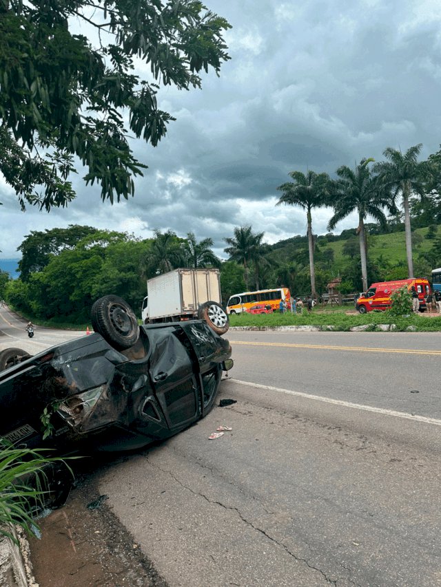 Carro com seis pessoas capota na BR-356 em Muriaé