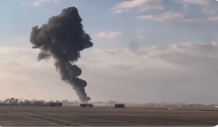 Avião com 181 pessoas a bordo sai da pista em pouso, colide com muro e explode, causando mortes
