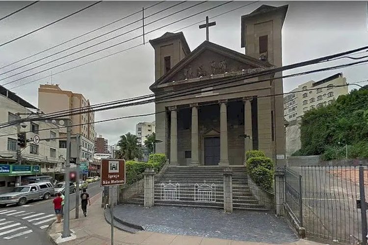 Padre é agredido durante missa