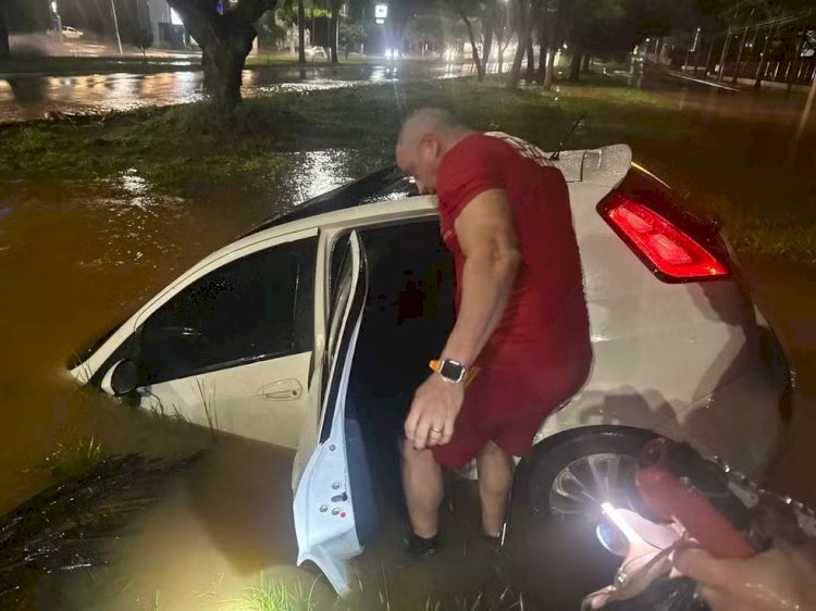 Carros submersos, moradores ilhados e casas invadidas pela água: temporal faz estragos no último dia de 2024 em Patos de Minas e Patrocínio; veja vídeos