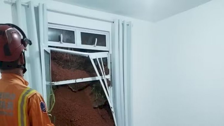 Deslizamento de terra atinge apartamentos e causa interdição parcial de prédio no Bairro Granbery, em Juiz de Fora