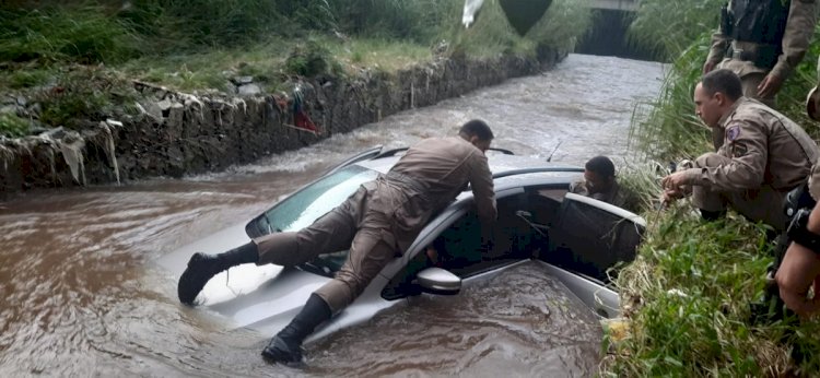 Vídeo: homens são resgatados por PMs após carro cair em rio da Grande BH