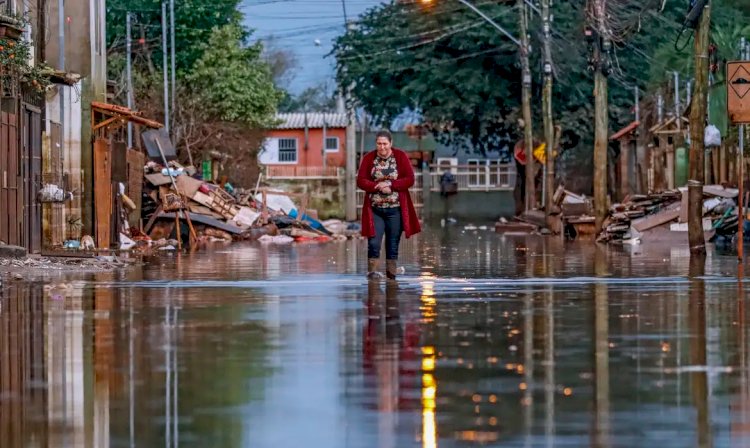 Ponte de contêineres é destruída no Rio Grande do Sul