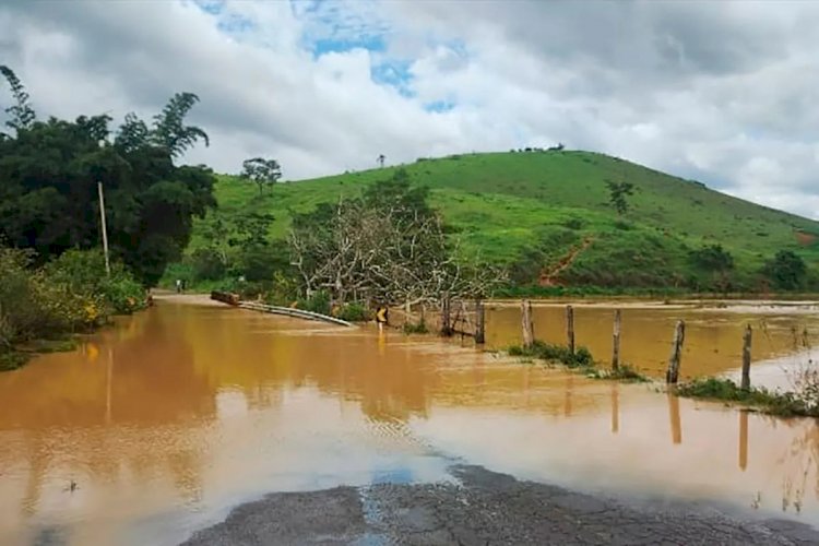 Chuva interdita ponte entre Bicas e Pequeri