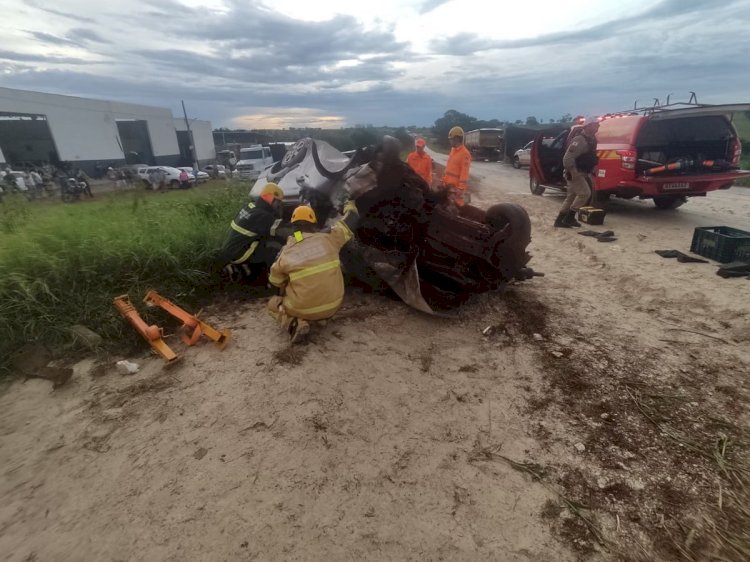 Acidente entre carreta e carros deixa duas pessoas mortas presas às ferragens em rodovia de MG