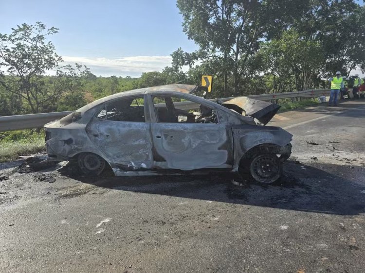 Carro bate de frente com outro veículo, pega fogo e uma pessoa morre na BR-135, em Corinto