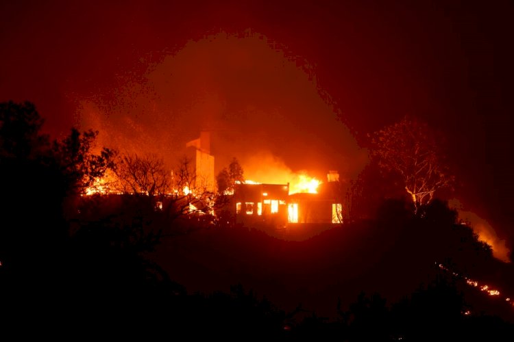 Incêndio de grandes proporções deixa 30 mil sob ordem de evacuação na Califórnia