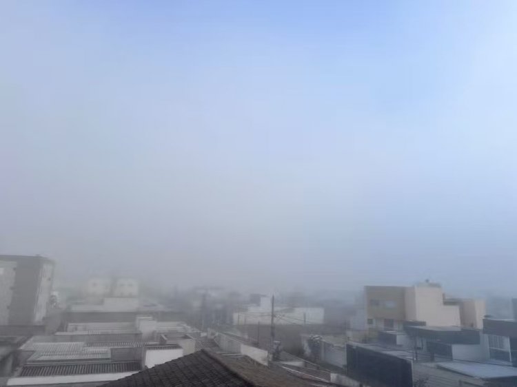 Alta umidade x baixa temperatura: neblina intensa encobre Uberlândia