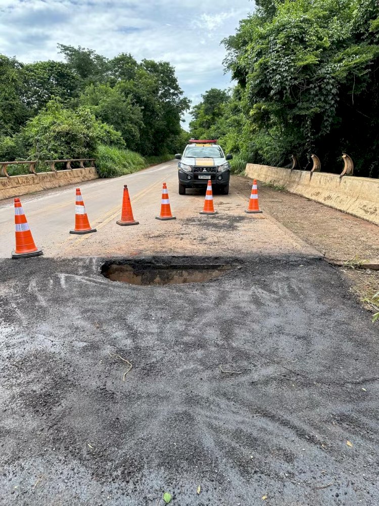 Trecho da MG-188 fica totalmente interditado após acidente causado por um buraco na pista, próximo a Unaí