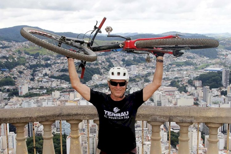 Juiz-forano de 67 anos se prepara para subir maior vulcão do mundo de bicicleta