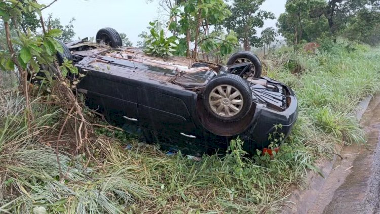 Mulher e filho de sete anos são levados para hospital após capotamento na BR-135