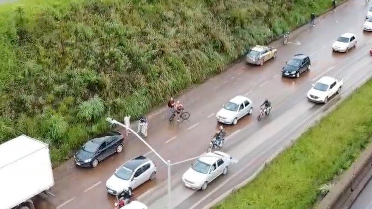 Motociclista derrapa na pista, sofre queda e morre na BR-040, na Grande BH